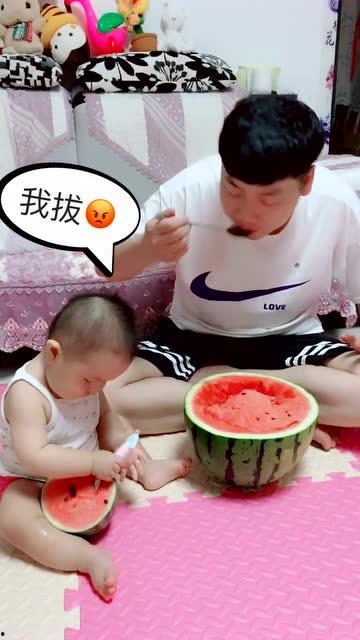 大人打架小孩吃瓜,小孩“吃瓜”看热闹