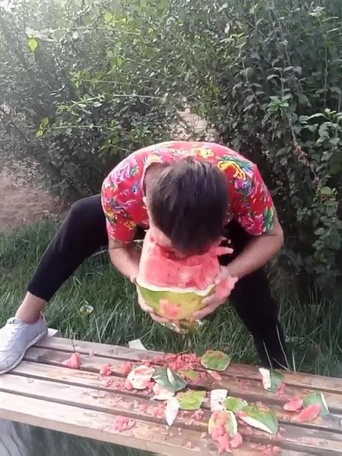 小伙吃瓜表演视频,小伙吃瓜表演，趣味横生引网友热议
